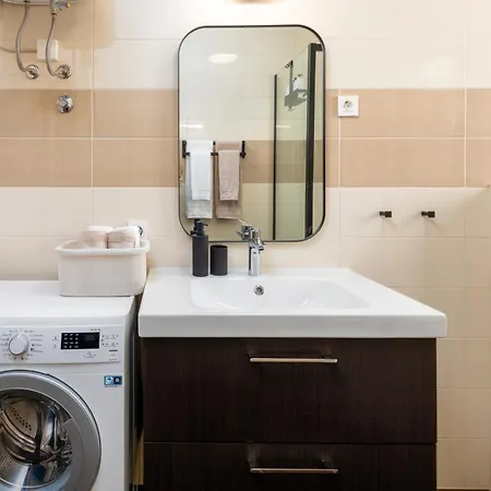 River I Cozy & Elegant For 4 With Private Parking Apartment *